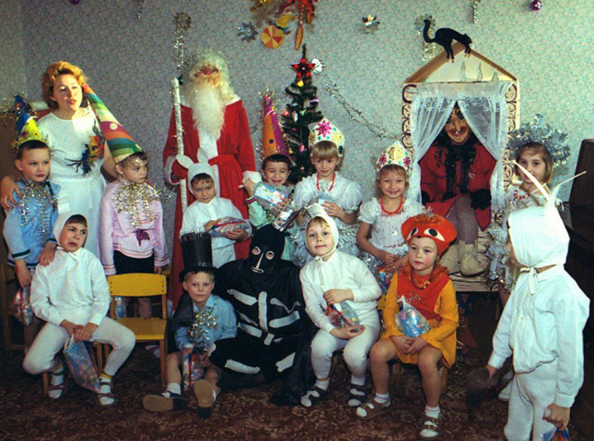 Даже в трудные времена Дед Мороз приходил в дом, где живут дети